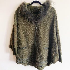 Dolce Cabo Poncho Style coat with faux fur collar